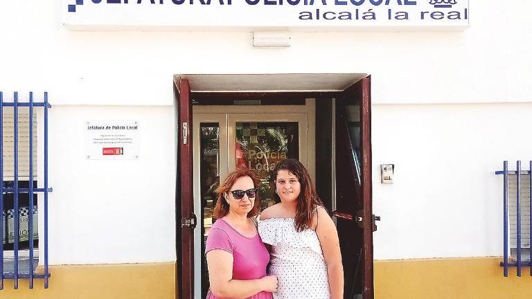 Una niña entrega una cartera con dinero en Alcalá la Real Una niña entrega una cartera con dinero en Alcalá la Real