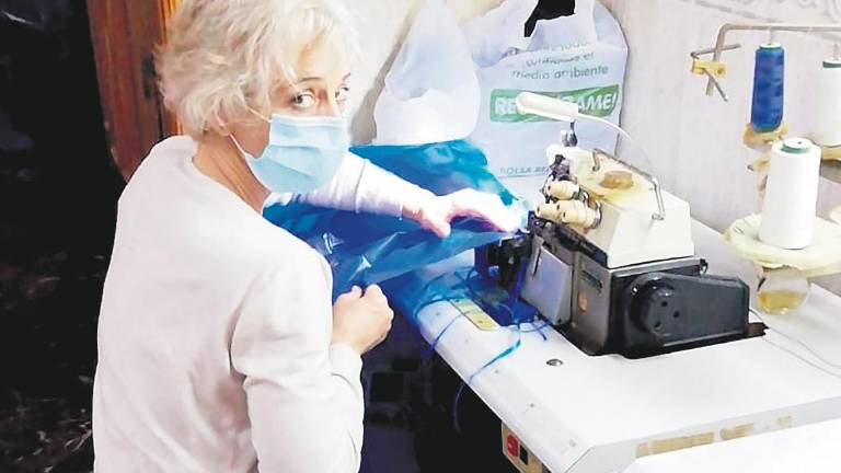 Mujeres a los mandos de sus máquinas para coser equipos Mujeres a los mandos de sus máquinas para coser equipos