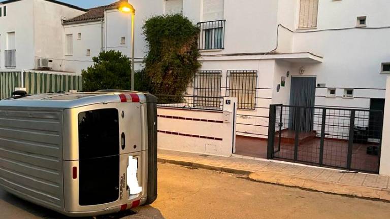 Prenden fuego a una vivienda en Peal de Becerro tras la manifestación de protesta por el apuñalamiento mortal del joven Prenden fuego a una vivienda en Peal de Becerro tras la manifestación de protesta por el apuñalamiento mortal del joven