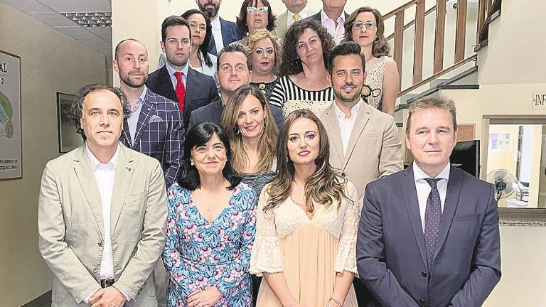 Un Gobierno con “un pie en el Ayuntamiento y otro en la calle” Un Gobierno con “un pie en el Ayuntamiento y otro en la calle”