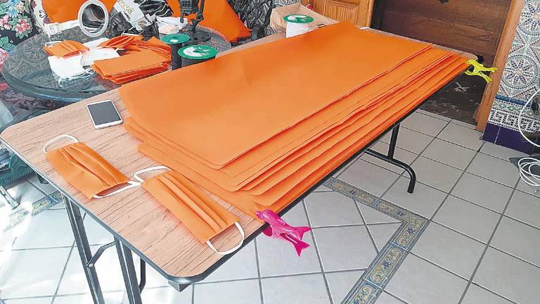 Confección de materiales quirúrgicos por voluntarios Confección de materiales quirúrgicos por voluntarios