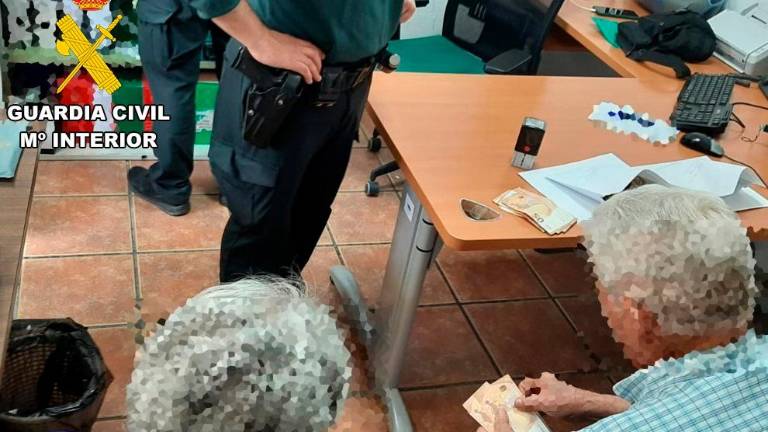 Detenidos dos falsos peritos que robaban a mayores en Castillo de Locubín Detenidos dos falsos peritos que robaban a mayores en Castillo de Locubín