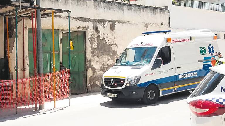 Fallece un obrero tras caer a una nave desde tres metros Fallece un obrero tras caer a una nave desde tres metros