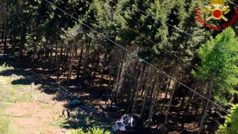Al menos ocho muertos y dos niños críticos al descolgarse un teleférico en el norte de Italia Al menos ocho muertos y dos niños críticos al descolgarse un teleférico en el norte de Italia