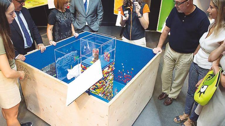Clips, botijos y fregonas reunidos por “La Caixa” en una exposición Clips, botijos y fregonas reunidos por “La Caixa” en una exposición