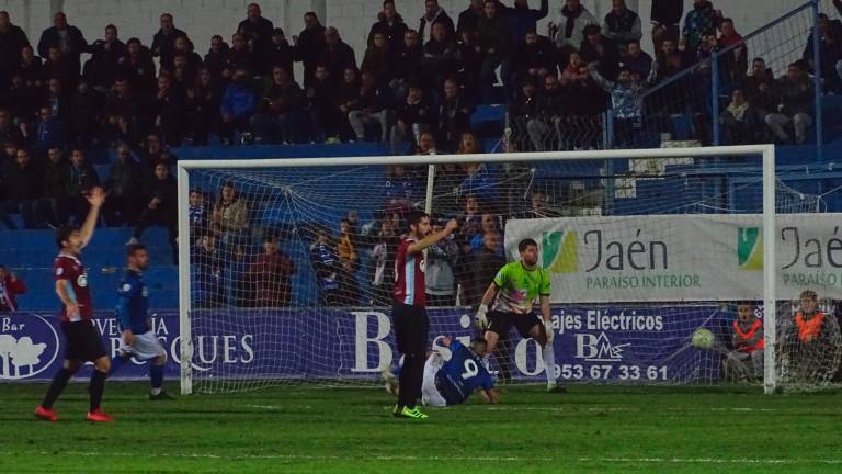 Un hat-trick de Chendo hace campeón de invierno al Linares Un hat-trick de Chendo hace campeón de invierno al Linares