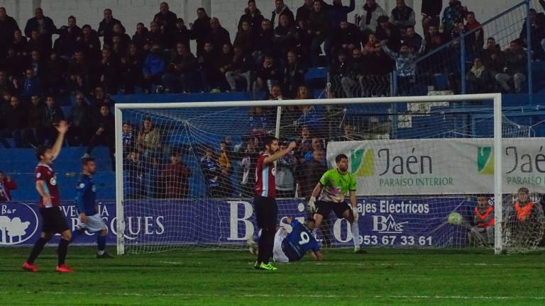 Un hat-trick de Chendo hace campeón de invierno al Linares