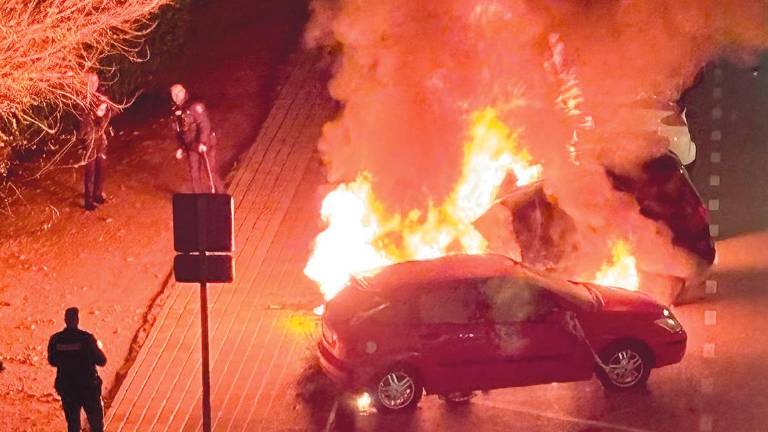 Investigación policial del incendio de dos coches cerca del Museo Íbero Investigación policial del incendio de dos coches cerca del Museo Íbero