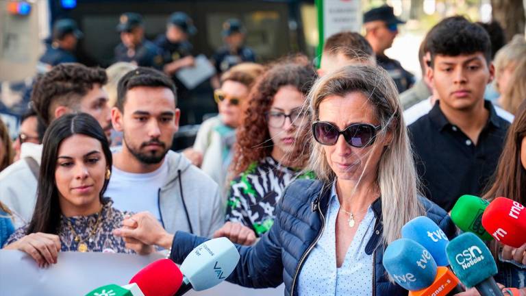 La madre de la víctima, Maria del Carmen Jiménez, durante la lectura de un manifiesto durante ante el Juzgado de Menores, en Sevilla. / María José López / Europa Press. 