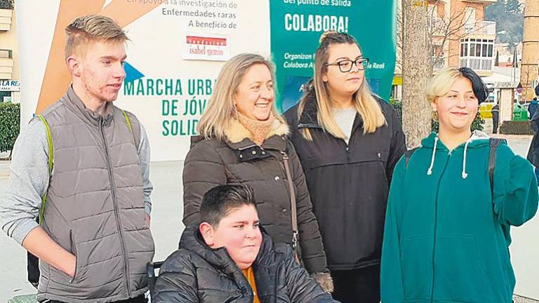 Cientos de participantes en una marcha juvenil solidaria Cientos de participantes en una marcha juvenil solidaria