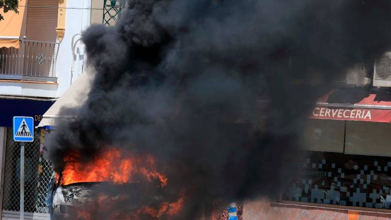 Arde un coche en Alcaudete Arde un coche en Alcaudete