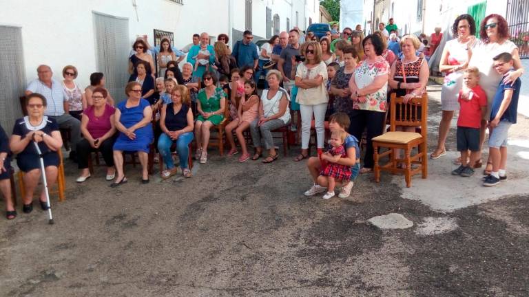 Devoción y fervor en la aldea Devoción y fervor en la aldea