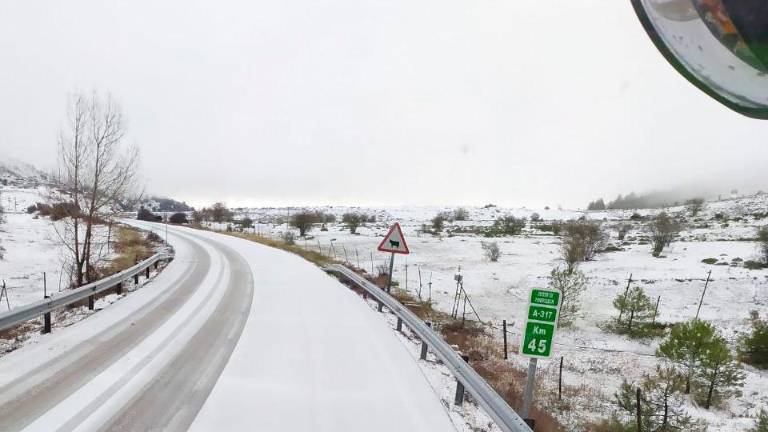 La primera nevada del año deja estampas blancas en la provincia La primera nevada del año deja estampas blancas en la provincia