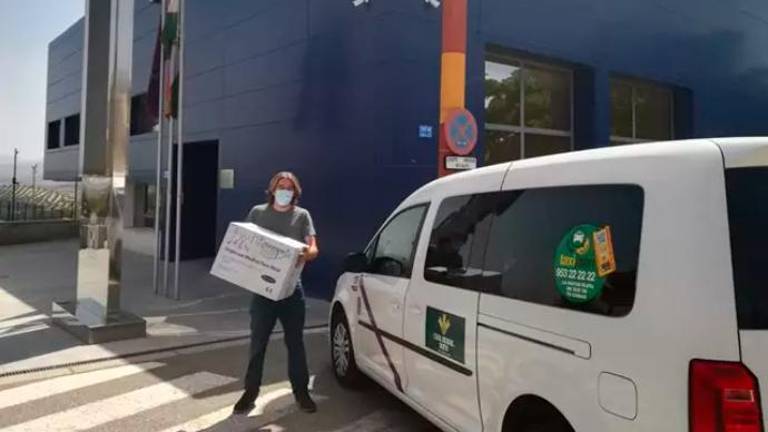 Entregan a los taxistas 2.000 mascarillas para sus clientes Entregan a los taxistas 2.000 mascarillas para sus clientes