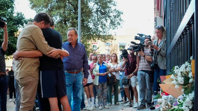 Concentración en Sevilla en apoyo a la familia de la menor que se suicidó por acoso escolar Concentración en Sevilla en apoyo a la familia de la menor que se suicidó por acoso escolar
