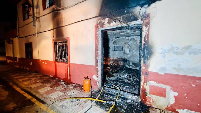 Arde una vivienda deshabitada en una calle de Mancha Real Arde una vivienda deshabitada en una calle de Mancha Real
