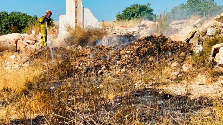 Los Bomberos de Jaén sofocan tres incendios: uno en Mancha Real y dos en la capital Los Bomberos de Jaén sofocan tres incendios: uno en Mancha Real y dos en la capital