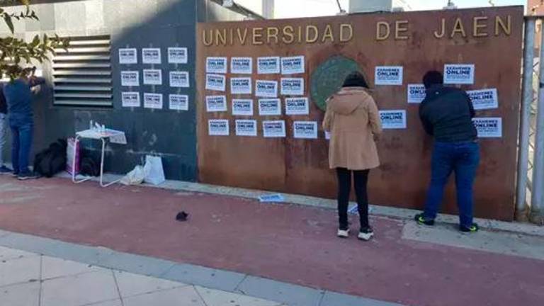 La Universidad de Jaén se llena de carteles en contra de los exámenes presenciales La Universidad de Jaén se llena de carteles en contra de los exámenes presenciales