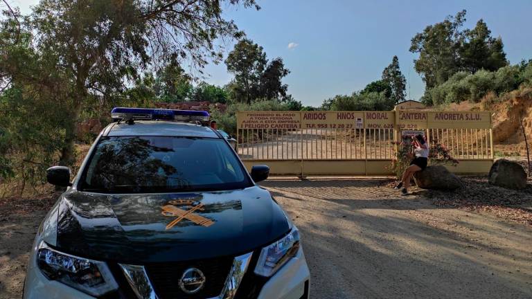 La extracción de las miles de toneladas de lodo en Villanueva de la Reina podría durar meses La extracción de las miles de toneladas de lodo en Villanueva de la Reina podría durar meses