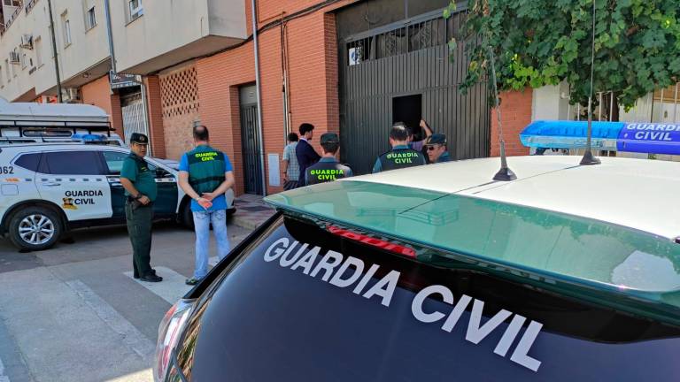 La Guardia Civil busca indicios del senegalés desaparecido en la casa de su patrón de Villacarrillo La Guardia Civil busca indicios del senegalés desaparecido en la casa de su patrón de Villacarrillo