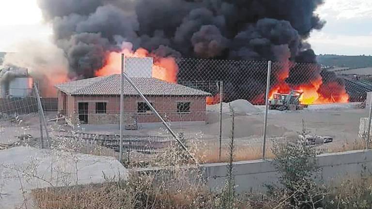 El fuego daña gravemente la planta de reciclaje El fuego daña gravemente la planta de reciclaje