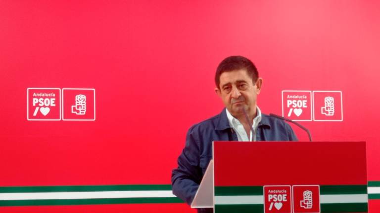 El secretario general del PSOE de Jaén, Francisco Reyes, en rueda de prensa en la sede de la calle Hurtado.