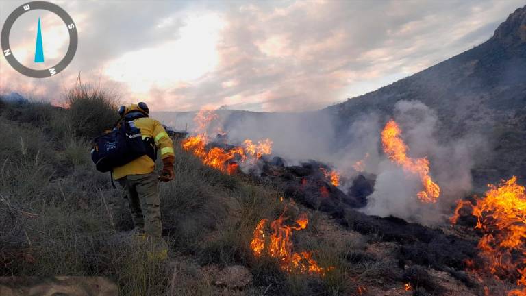 Activado el plan de emergencias por incendio en un paraje de Huércal de Almería Activado el plan de emergencias por incendio en un paraje de Huércal de Almería