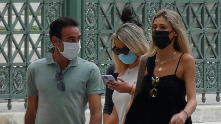 Enrique Ponce y Ana Soria, pillados paseando en Nimes de lo más enamorados Enrique Ponce y Ana Soria, pillados paseando en Nimes de lo más enamorados