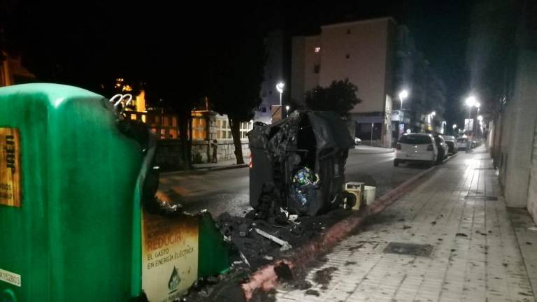 Detenido en Jaén por incendiar diez contenedores de basura para presenciar la extinción del fuego
