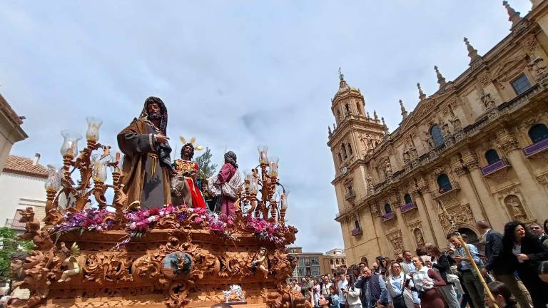 La Borriquilla camina por Jaén entre palmas e incienso La Borriquilla camina por Jaén entre palmas e incienso