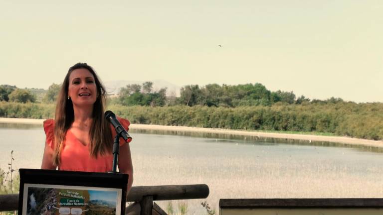 La delegada de Desarrollo Sostenible, María José Lara, presenta en Laguna Grande el coleccionable de los Parques Naturales de Diario JAÉN La delegada de Desarrollo Sostenible, María José Lara, presenta en Laguna Grande el coleccionable de los Parques Naturales de Diario JAÉN