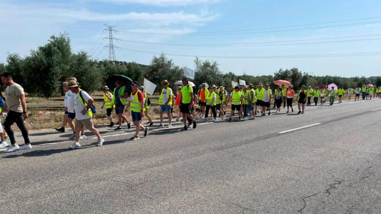 Dos centenares de personas marchan a pie desde Porcuna por la A-306 Dos centenares de personas marchan a pie desde Porcuna por la A-306