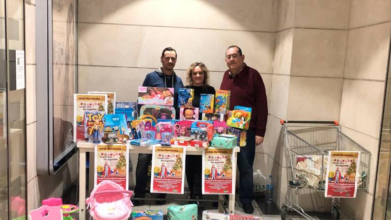 “La Lanzada” entrega regalos a los niños de Cáritas por navidades “La Lanzada” entrega regalos a los niños de Cáritas por navidades