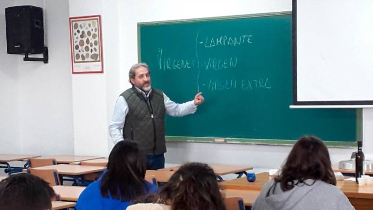 Alumnado del IES “Los Cerros” recibe un taller de cata de aceite Alumnado del IES “Los Cerros” recibe un taller de cata de aceite