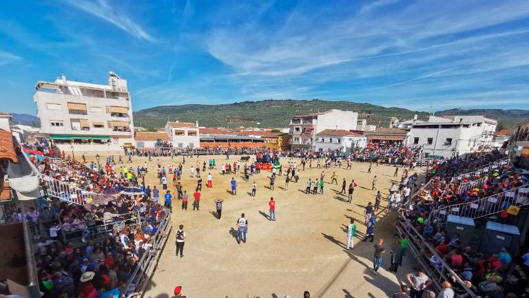 Nuevo lleno en la plaza de San Marcos de Arroyo del Ojanco Nuevo lleno en la plaza de San Marcos de Arroyo del Ojanco
