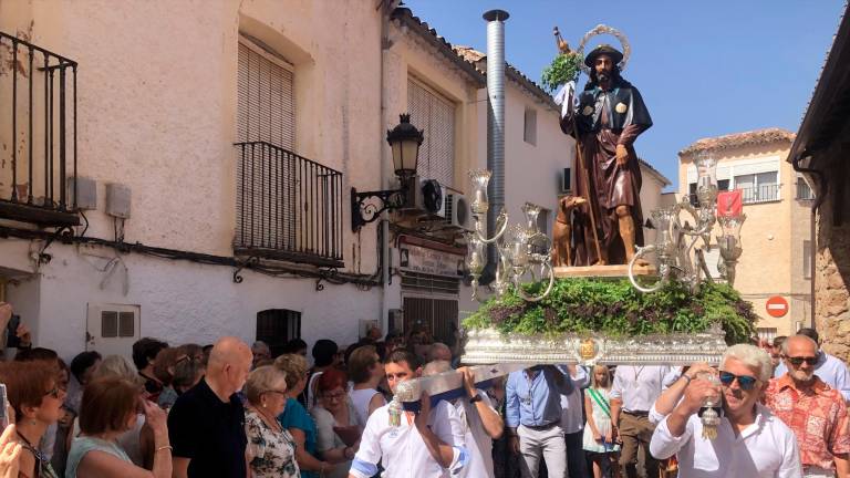 Honores a San Roque en su día grande con una solemne procesión en Siles Honores a San Roque en su día grande con una solemne procesión en Siles