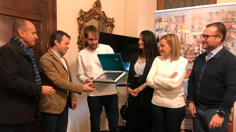 Antonio Miguel Pozo recibe una placa conmemorativa del Ayuntamiento Antonio Miguel Pozo recibe una placa conmemorativa del Ayuntamiento