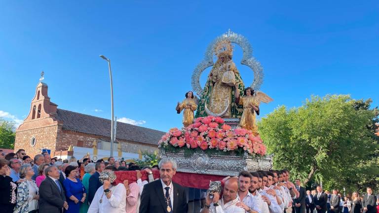 Petaladas cargadas de amor hacia la Virgen del Collado en Santisteban del Puerto Petaladas cargadas de amor hacia la Virgen del Collado en Santisteban del Puerto