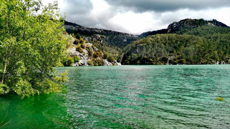 La imponente Cascada del Aliviadero del Aguascebas, a rebosar