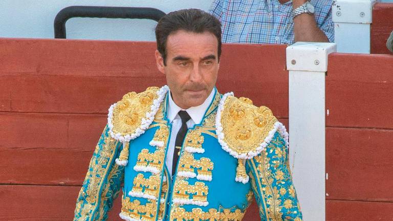 Enrique Ponce sufre una cogida en el Puerto de Santa María Enrique Ponce sufre una cogida en el Puerto de Santa María