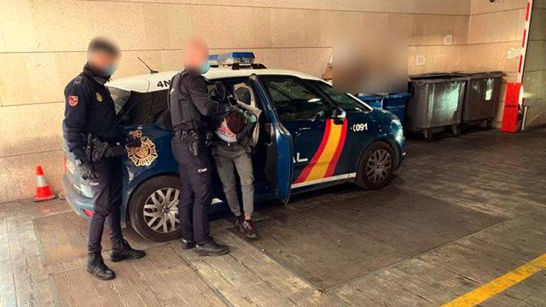 Arrestado por estrangular, golpear y violar a una anciana Arrestado por estrangular, golpear y violar a una anciana