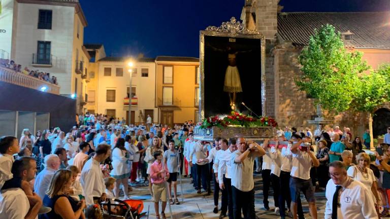El patrón recibe el cariño de sus seguidores en Cabra del Santo Cristo El patrón recibe el cariño de sus seguidores en Cabra del Santo Cristo