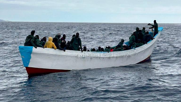 Al menos seis muertos y un bebé desaparecido tras volcar un cayuco en El Hierro Al menos seis muertos y un bebé desaparecido tras volcar un cayuco en El Hierro