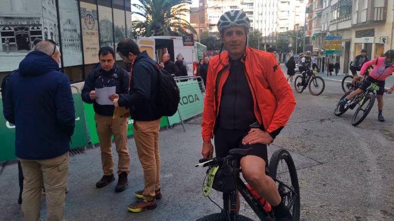 Miguel Induráin revoluciona Jaén en la salida de la etapa reina: “Sin prisas y a rodar” Miguel Induráin revoluciona Jaén en la salida de la etapa reina: “Sin prisas y a rodar”