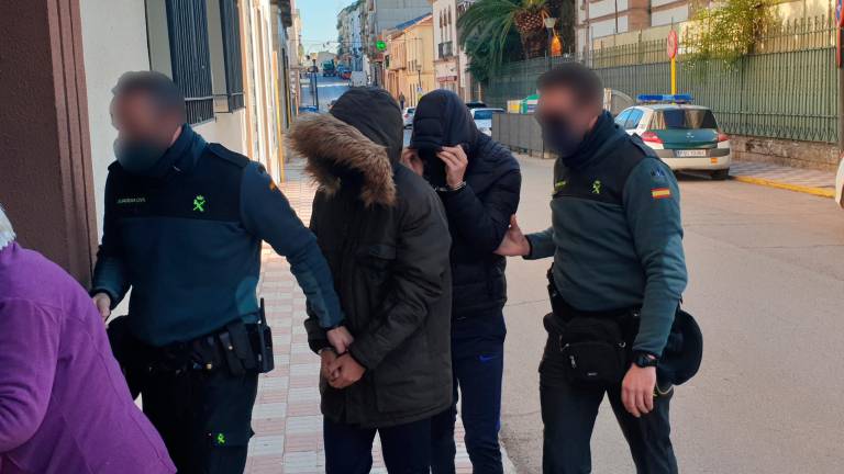 Eluden la cárcel los cinco acusados que incendiaron la casa del alcalde de Navas de San Juan Eluden la cárcel los cinco acusados que incendiaron la casa del alcalde de Navas de San Juan