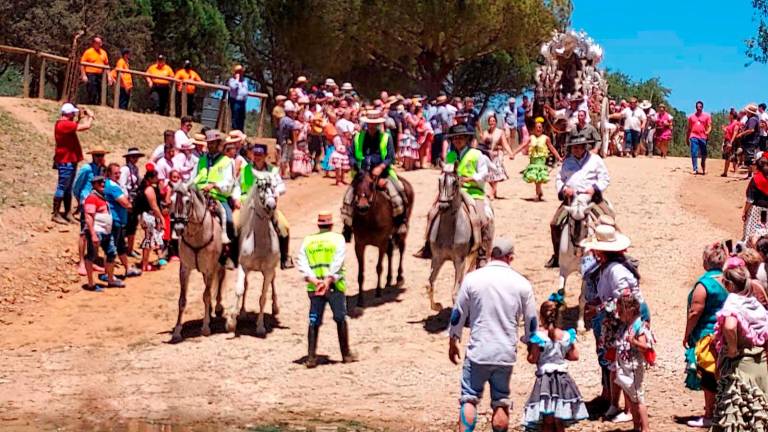 Así vadean el Quema los rocieros jiennenses Así vadean el Quema los rocieros jiennenses