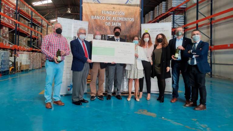 Cooperativas Agro-alimentarias y CaixaBank entregan más de 1.500 kilos de productos al Banco de Alimentos de Jaén Cooperativas Agro-alimentarias y CaixaBank entregan más de 1.500 kilos de productos al Banco de Alimentos de Jaén