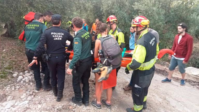 Rescatada una sevillana tras una caída de 3 metros en el barranco del Reguchillo Rescatada una sevillana tras una caída de 3 metros en el barranco del Reguchillo