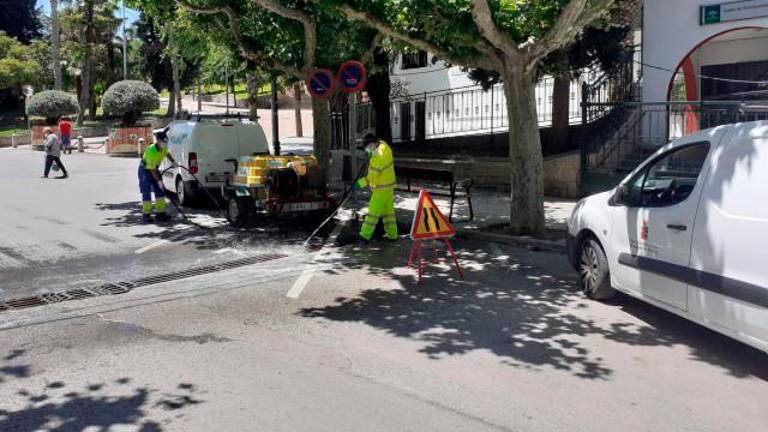 Labores de limpieza en terrazas y comercios de la ciudad de la Peña Labores de limpieza en terrazas y comercios de la ciudad de la Peña