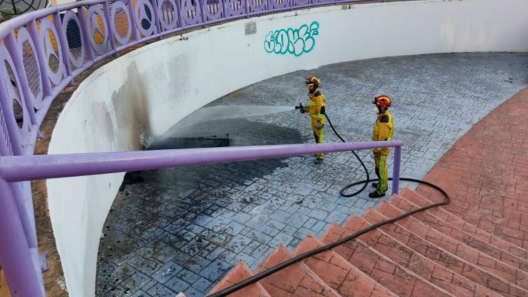 Arde un colchón en Juan Pablo II Arde un colchón en Juan Pablo II
